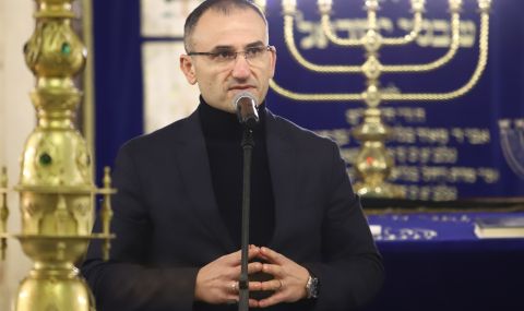 Проф. Александър Оскар, председател на „Шалом“, пред ФАКТИ: Холокостът е грешка, която не трябва да допускаме отново - 1