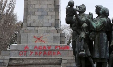 Паметникът на Съветската армия &quot;агитира&quot; за Украйна - 1