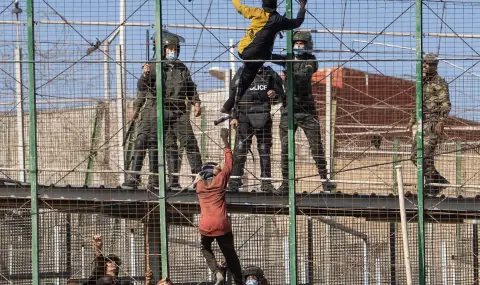 Chaos on the border with Morocco: Tear gas and Schengen crisis due to storming in Ceuta and Melilla - 1