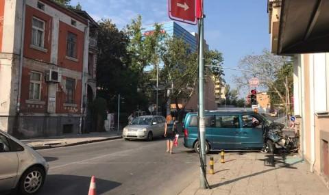 Бус се вряза в къща в Пловдив - 1