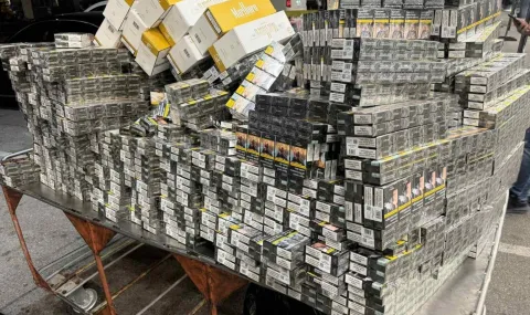 Митничари откриха 6260 кутии контрабандни цигари в куфарите на баща и двамата му синове 