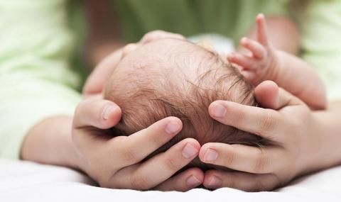 Млада родилка с COVID-19 почина в Сливенско, бебето ѝ е с отрицателен тест - 1