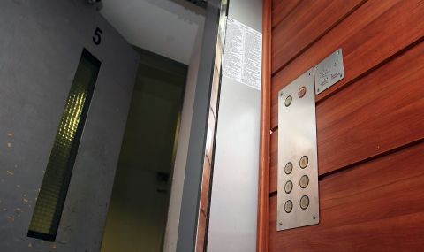 Спрени асансьори в 17-етажен блок карат хората да качват пеша етажите - 1