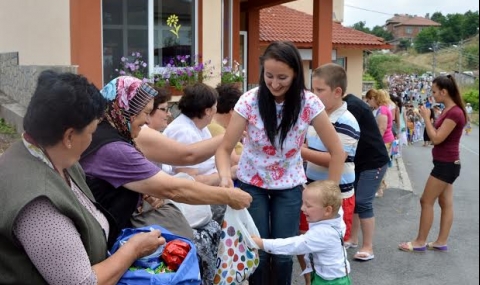 Над 250 деца на опашка за бонбони в Комунига - 1