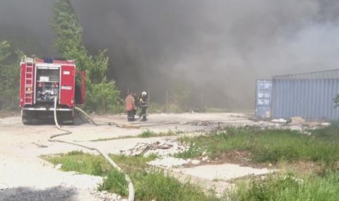 Голям пожар изпепели склад в Шумен - 1
