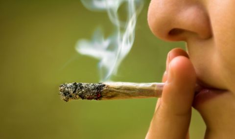 Намериха ученик в неадекватно състояние след изпушена цигара с марихуана - 1