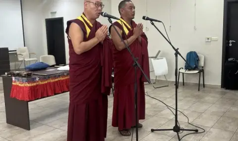 Three monks from the Dalai Lama's monastery arrived in Burgas  - 1