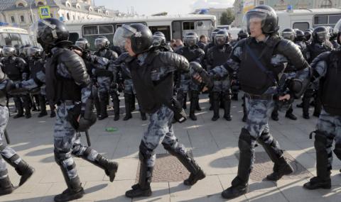 Над 800 задържани в Москва - 1