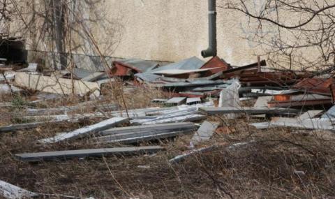 След урагана в София: Паднали ламарини, билбордове и счупени витрини - 1