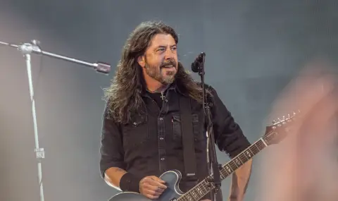 Foo Fighters спират турнетата след скандала с извънбрачното дете на Дейв Грол - 1