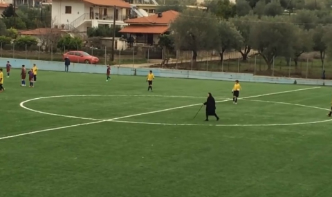 Старица прекъсна футболен мач в Гърция (ВИДЕО) - 1