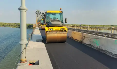 Асфалтира се затвореният 320-метров участък на Дунав мост при Русе СНИМКИ - 1