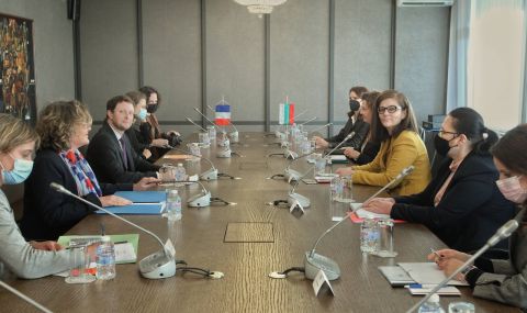 Генчовска: Стратегически приоритети за България продължават да бъдат присъединяването към Еврозоната и Шенген - 1