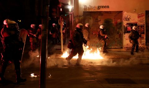 Сблъсъци между младежи и полицията избухнаха в Гърция - 1