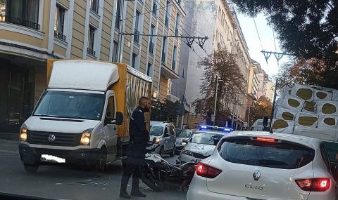 Блъснаха полицай на мотор в София - 1