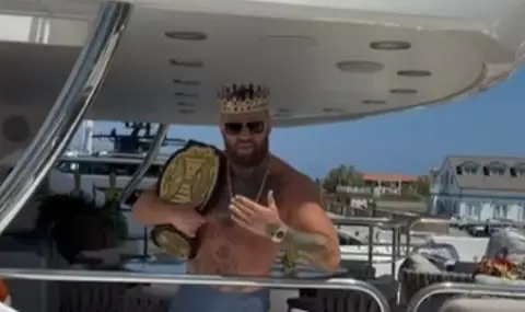 Конър Макгрегър позирайки с пояс на MAX FIGHT: "България е в сърцето ми!" - 1