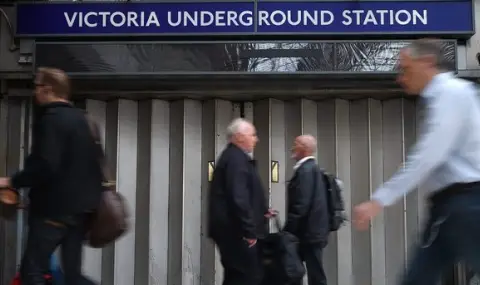 Стачката на служителите в лондонското метро доведе до големи проблеми с транспорта в британската столица - 1