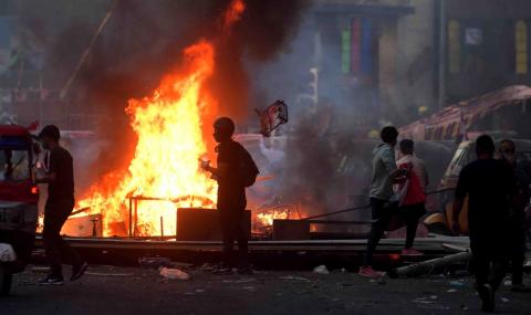 Протестиращи подпалиха консулство на Иран - 1