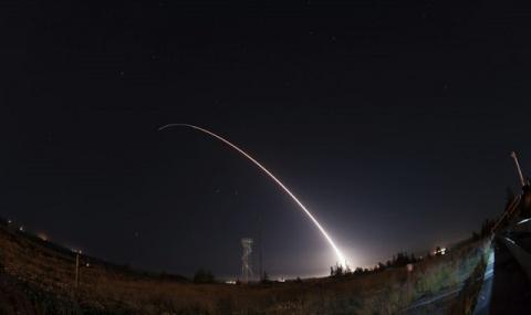 Свръхмощна балистична ракета полетя над Калифорния (ВИДЕО) - 1