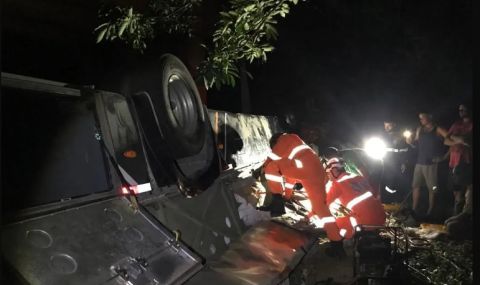 Трагедия: Автобус с футболисти падна от десетметров мост, петима са загинали - 1