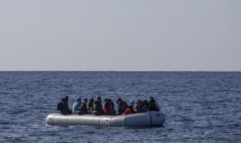 Над 1400 мигранти бяха спасени от претъпкани лодки до бреговете на Южна Италия - 1