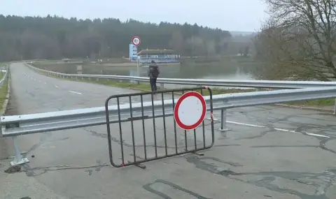 Ремонтът на дигата край село Николово продължава - 1