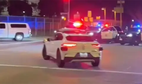 Автономно такси навлезе в зона на въоръжен полицейски арест (ВИДЕО) - 1