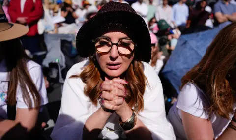 Hundreds of thousands of people gathered in the streets of Madrid for the pope  - 1