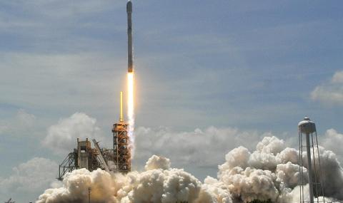 SpaceX продължава с покоряването на Космоса (СНИМКИ) - 1