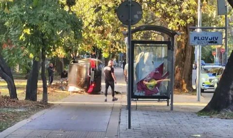 Млад шофьор преобърна колата си до спирка в Пловдив - 1