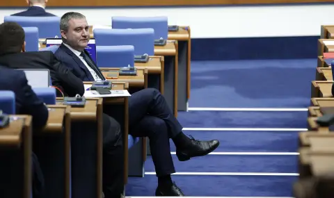 Депутатските заплати ще бъдат замразени: Парламентът изпраща ясен сигнал към обществото