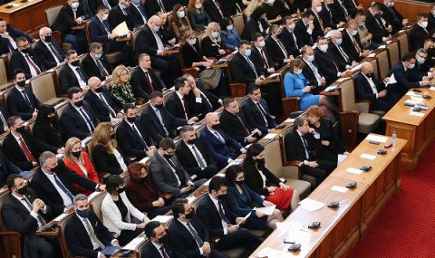 Парламентът стартира, депутатите от „Възраждане“ не станаха на химна на Европа - 1