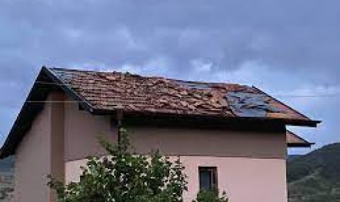Торнадо отнесе покривите на къщи в Софийско - 1