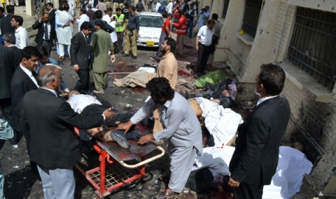 Терористи в борба за труповете в Пакистан - 1