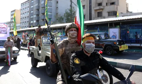 Iran's Guards Threaten to Strike New Targets in Case of US Attack - 1