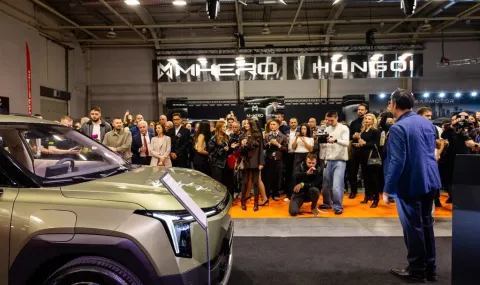 Премиера на Asia Motor Show: Чайна Мотор представи още  два нови модела на DONGFENG - 1