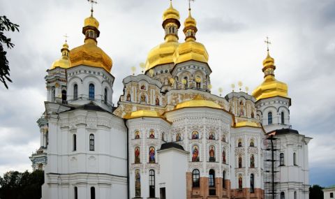 Киевско-Печерската лавра помоли Зеленски да остави две църкви на УПЦ - 1