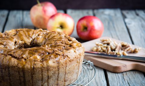 Рецепта на деня: Ябълков кекс с лешници и канела - 1