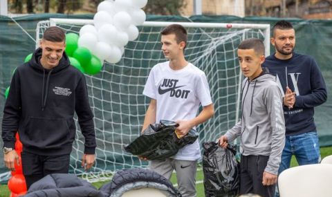 Кирил Десподов дари 112 топки на футболните школи и училища в Разград - 1