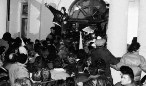 10 януари 1997 г. Протестиращи щурмуват парламента (ВИДЕО+СНИМКИ) - 1