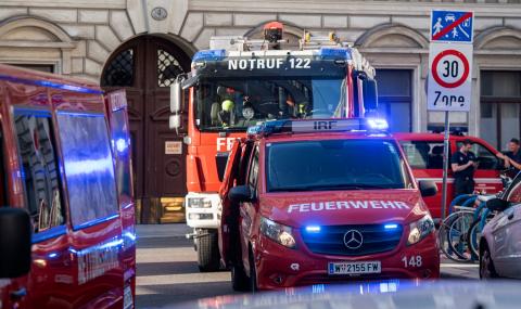 Мощна експлозия разтърси жилищна сграда във Виена - 1