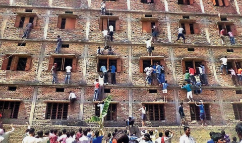 Родители се катерят по прозорците на училище, за да дадат пищови да ученици - 1