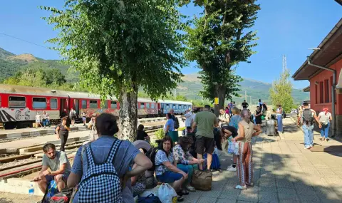 Тежка жп авария край Пирдоп блокира стотици пътници (СНИМКИ) - 1