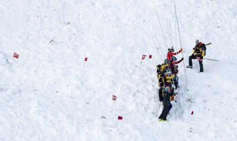 Лавина затрупа скиори в Швейцария - 1