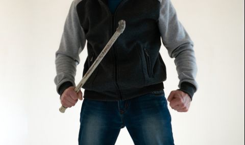 Мъж преби бременната си жена с метална тръба - 1