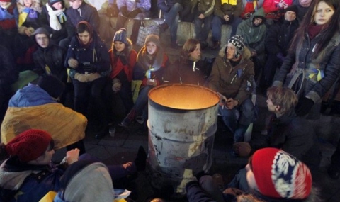 В Киев разпръснаха със сила протестиращи в подкрепа на ЕС - 1