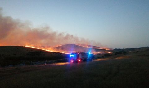 Овладяха голям пожар край бургаското село Изворище - 1