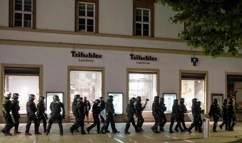 Ранените при безредиците полицаи в Щутгарт са поне 10 (ВИДЕО) - 1