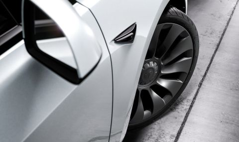 Tesla добавя функция, която повече коли трябва да имат - 1