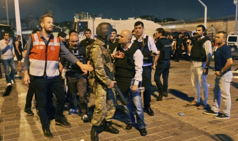 Турция освободи 758 войници, задържани след опита за преврат - 1